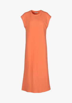 Robe orange à côtes avec un col rond et des manches courtes. Le tissu semble doux, léger et tombant jusqu'aux genoux.