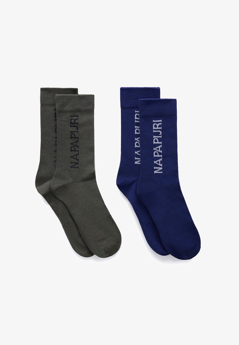Deux paires de chaussettes basses, une gris foncé et une bleu marine, chacune avec le logo "NAPAPIJRI" imprimé verticalement sur le côté.