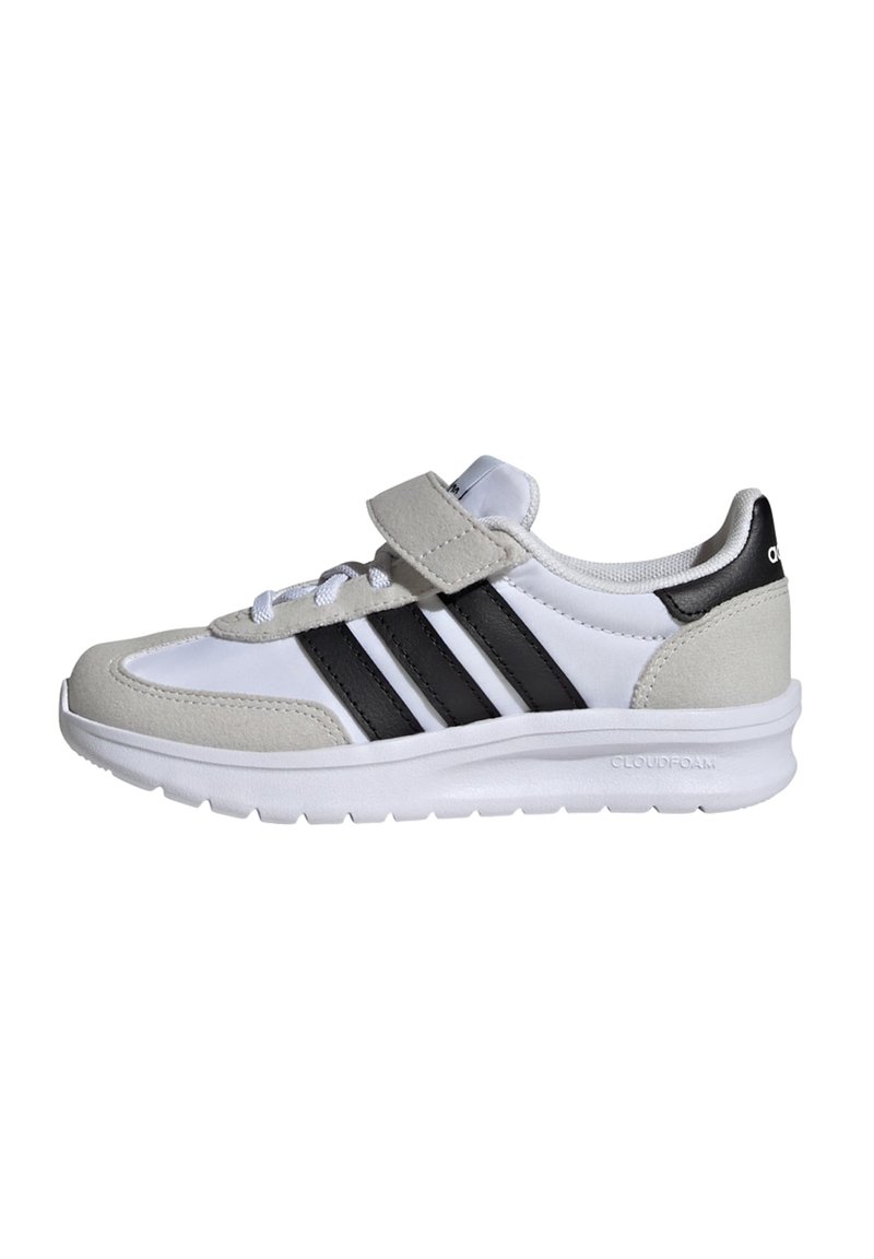 Baskets blanches avec accents noirs et gris, coque de pied en daim, fermeture à lacets et sangle Velcro, et semelle Cloudfoam texturée.