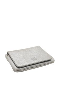 Portefeuille en cuir texturé pailleté argenté, avec fermeture à rabat et logo embossé sur le devant. Forme rectangulaire compacte et élégante.