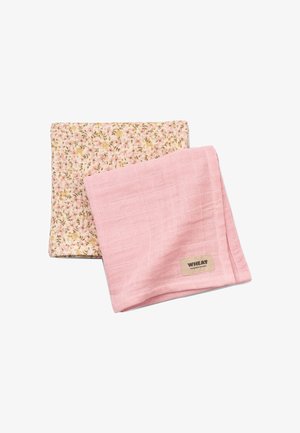 Kaksi taitettua puuvillakangasta, toinen vaaleanpunainen, jossa pieni "WHEAT"-merkki, toinen vaaleanpunaisen ja beigen kukkakuvioinen.