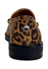Scarpe slip-on con stampa leopardata, caratterizzate da una morbida texture in suede, suola in gomma nera e dettaglio in metallo argentato sul retro.