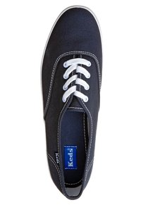 Baskets Keds en toile bleu marine avec lacets blancs et surpiqûres blanches, vues de dessus sur fond blanc.
