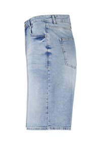 Jupe en denim bleu clair, présentant une coupe droite, des poches avant et arrière, et un ourlet légèrement effiloché. Le tissu a une texture lisse.