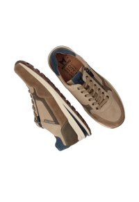 Braune Wildleder- und Mesh-Sneaker mit einer gepolsterten blauen Zunge, schwarzen Akzenten, beiger Sohle und perforiertem Design zur Belüftung.