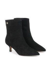 Botine negre din suede, cu vârfuri ascuțite, tocuri mici de tip kitten și un mic emblemă aurie pe lateral. Textură netedă, design elegant.