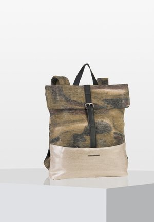 Plecak z górną sekcją w kamuflażowy wzór, dolną częścią w beżowej fakturze, czarnym paskiem zapinającym na klamrę oraz dwoma paskami na ramiona.