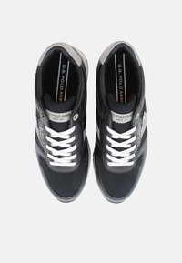 Sneakers atletici neri con tomaia in rete, lacci bianchi, dettagli argentati e un logo sul lato. Design con punta arrotondata e collare imbottito.