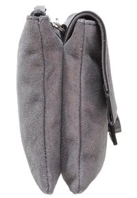 Grå ruskinds taske med en struktureret overflade, lynlås lukning, og dobbelte rum, med et lille strop på den ene side.