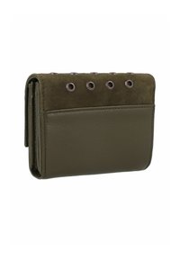 Cartera de color verde oliva hecha de cuero y gamuza, con un diseño de solapa que presenta ojales metálicos a lo largo del borde superior y una textura suave.