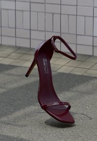 Unausgewählt, bordo