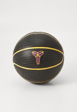 Un ballon de basket noir avec une surface texturée, comportant des rayures horizontales jaunes et un emblème violet ressemblant à un logo.