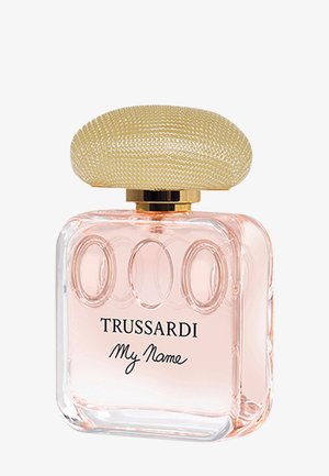 Vierkante glazen parfumfles met lichtroze vloeistof, gouden getextureerde ovale dop, gelabeld "Trussardi My Name" in zwarte tekst.
