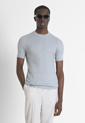SLIM FIT IN BLEND SUPER SOFT WITH LOGOED BADGE - Camiseta básica - sky