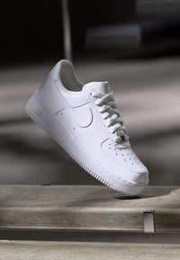 Неизбран, white