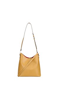 Borsa a spalla in pelle gialla con esterno texture, forma curva, tracolla regolabile e rivestimento interno rosso. Presenta una chiusura con zip.