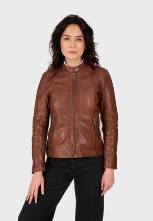 Veste en cuir marron avec un col haut, fermeture éclair à l'avant et poches latérales. Présente des panneaux texturés sur les épaules et les manches.