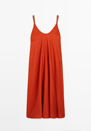 Ærmeløs løstsiddende midikjole i brændt orange med tynde dobbelte skulderstropper og rund halsudskæring.