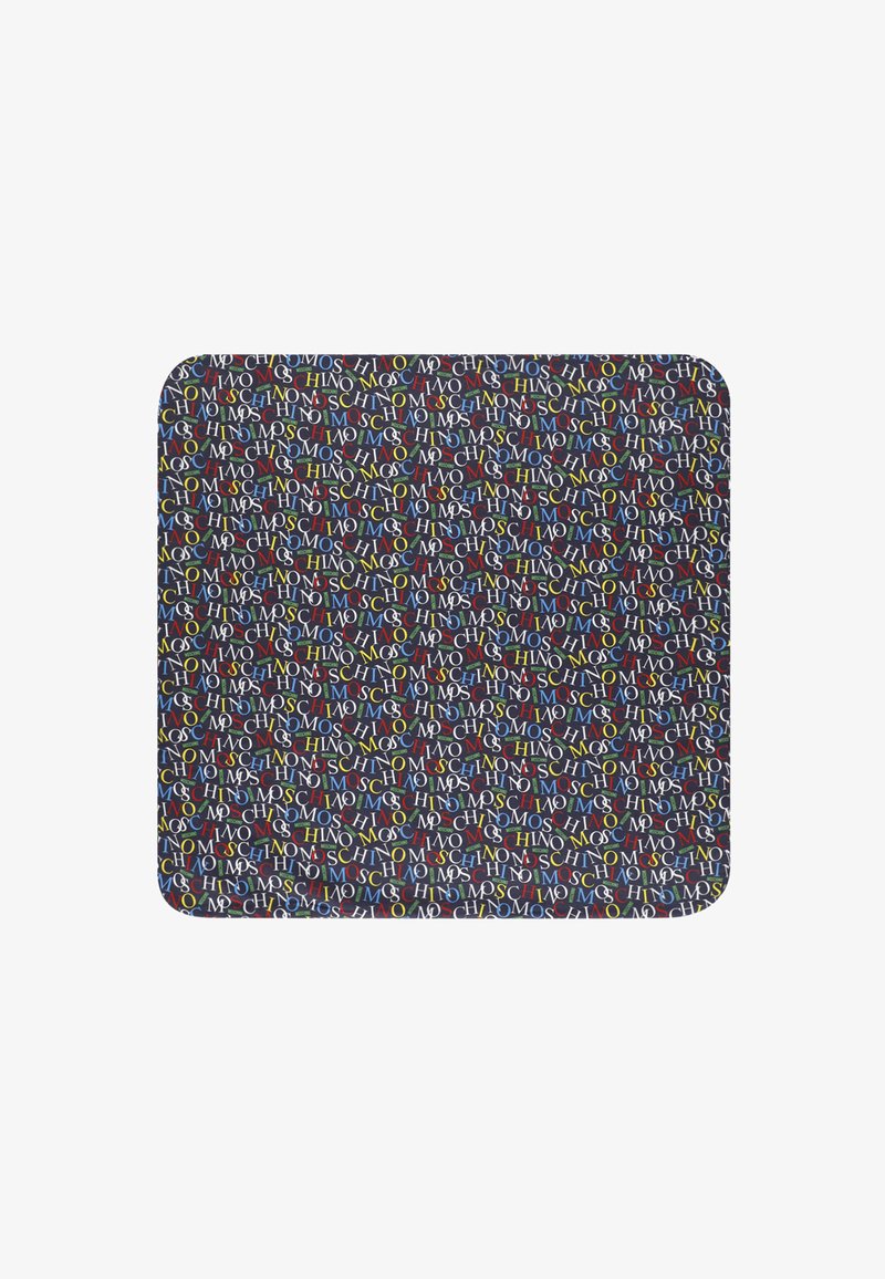 Textil cuadrado con un fondo oscuro y texto multicolor repetido. El material parece suave, con esquinas redondeadas y un patrón consistente.