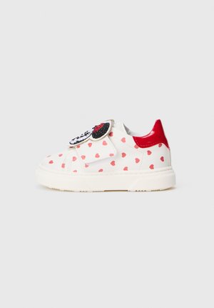 Hvite sneakers med rødt hjerte-mønster, røde detaljer bak, og et svart og rødt hjerteformet lap på stroppen. Gummisåle.