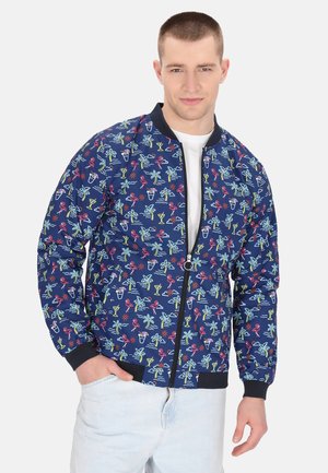 Giacca bomber blu navy con un vivace motivo tropicale che presenta palme, bevande e fenicotteri; polsini e orlo a costine. Chiusura frontale con zip.
