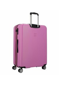 Paarse harde koffer met een gladde textuur, zwarte accenten, telescopische handgreep en vier wielen voor mobiliteit. Bevat dubbele ritsen.