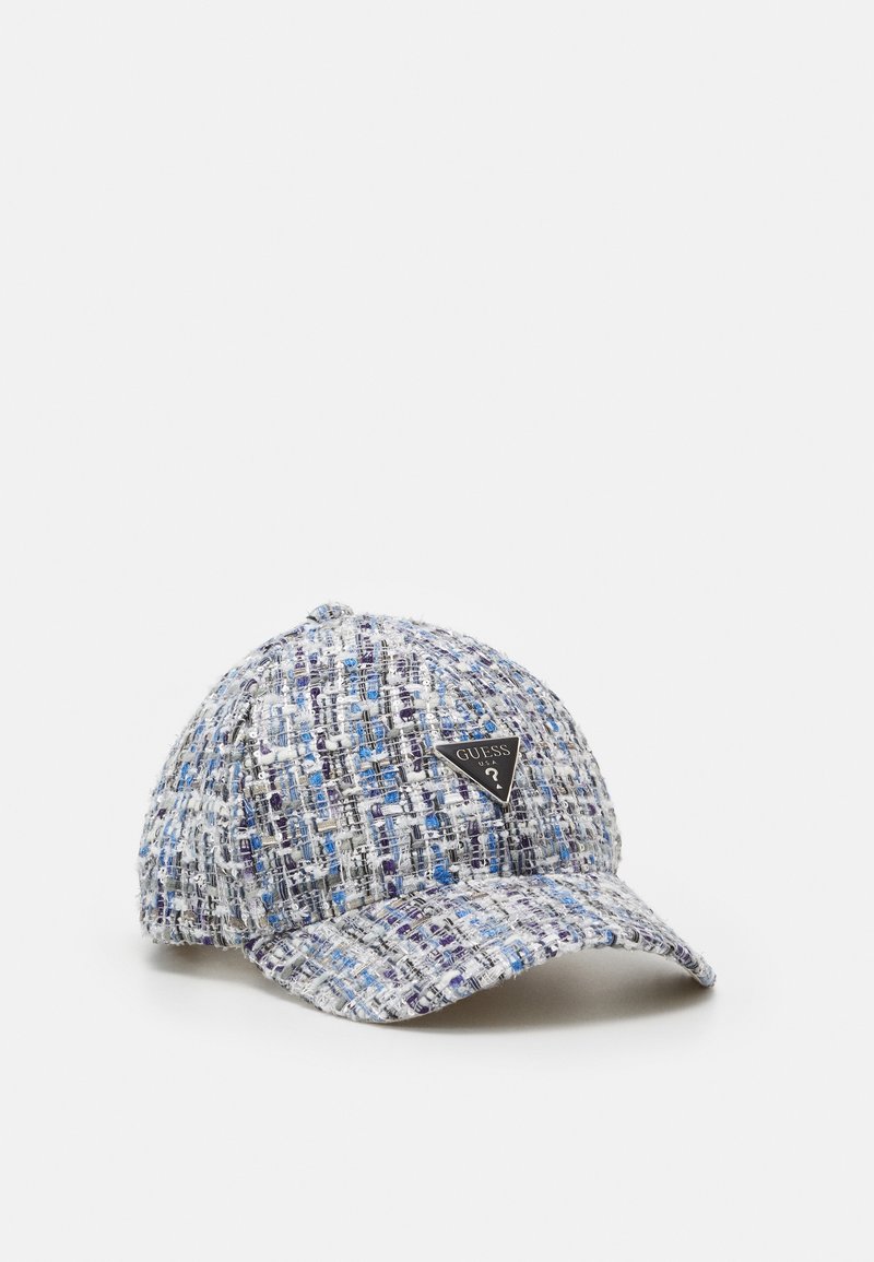 Casquette de baseball avec motif tweed bleu, blanc et gris, avec un logo Guess triangulaire noir sur le panneau avant.