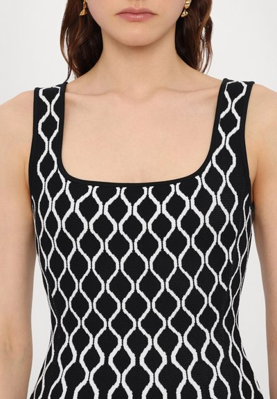 Maje RUSSELY - Strickkleid - noir/blanc