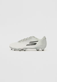 Crampon de football blanc avec une tige texturée, des accents gris et un logo noir. Équipé de crampons moulés pour une bonne adhérence sur les surfaces en herbe. Design minimaliste.