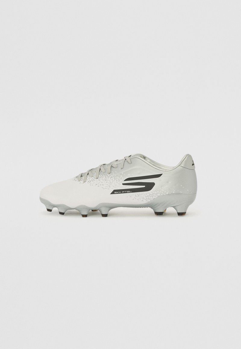 Crampon de football blanc avec une tige texturée, des accents gris et un logo noir. Équipé de crampons moulés pour une bonne adhérence sur les surfaces en herbe. Design minimaliste.