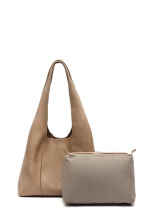Béžová kožená taška na rameno s dlhými rukoväťami stojaca za menším svetlohnedým obdĺžnikovým vreckom na zips. Obe na bielom pozadí.