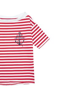 Czerwono-biała koszulka w paski z krótkimi rękawami. Zawiera grafikę czarnej kotwicy z napisem "BY INSOMNIA" na lewym piersi. Miękki materiał.