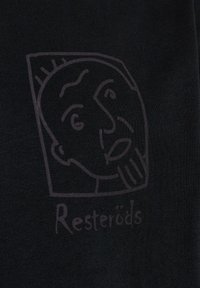 Sort stof med et minimalistisk grafisk design af et ansigt med abstrakte træk. Designet inkluderer teksten "Resteröds" under billedet.
