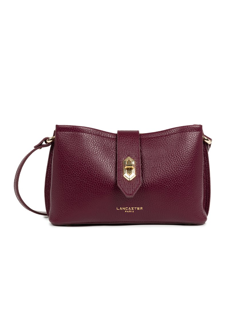 Sac à main en cuir bourgogne avec une finition texturée, rabat repliable, fermoir en métal doré et bandoulière ajustable. Logo présent à l'avant.