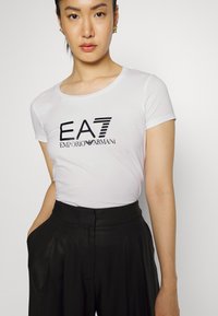 EA7 Emporio Armani Triko s potiskem - white/black