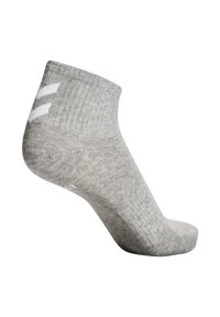 Grå ankelsocka med en strukturerad stickad mönstring, med en vit logotypdesign nära ankeln och en förstärkt häl för ökad hållbarhet.