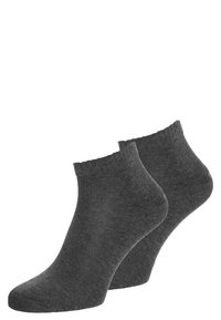 Graue Knöchelsocken aus einem weichen, texturierten Stoff. Sie haben ein geripptes Bündchen und eine enge Passform, ohne sichtbare Muster oder Akzente.