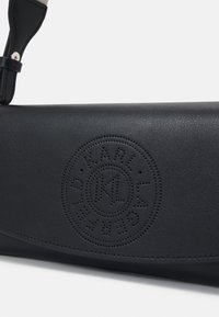 KARL LAGERFELD K/CIRCLE PERFORATED - Torba čez telo - black