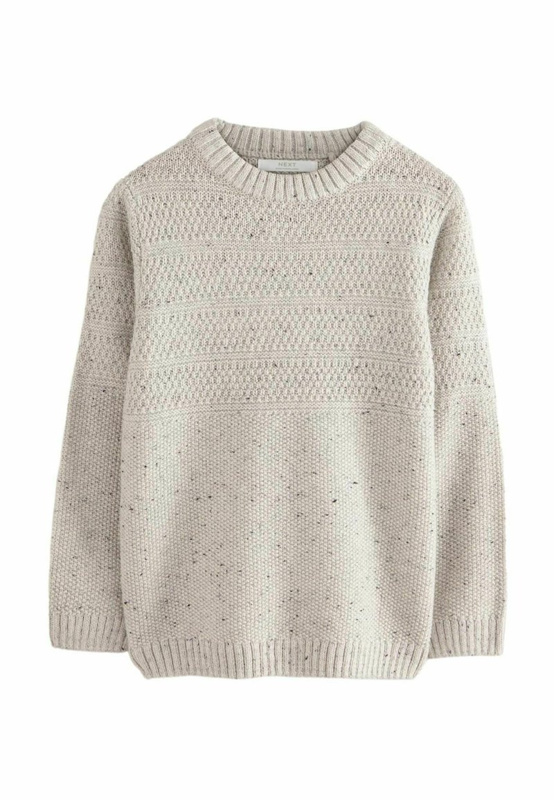Pull en mailles grises claires avec un motif texturé et un col côtelé. Présente des éclats subtils et une coupe droite à l'ourlet.