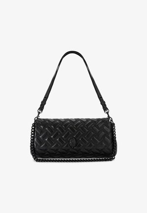 Borsa a spalla in pelle nera con texture intrecciata, manico a catena e tracolla. Presenta un logo centrale. Forma rettangolare, finitura lucida.