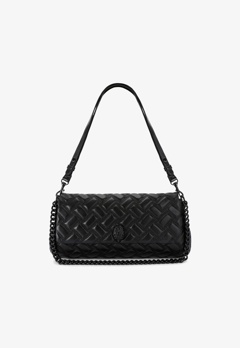 Borsa a spalla in pelle nera con texture intrecciata, manico a catena e tracolla. Presenta un logo centrale. Forma rettangolare, finitura lucida.