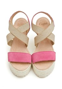 Sandalias cruzadas de ante rosa con un acento de tela beige, que cuentan con una gruesa suela de plataforma de yute texturizada.
