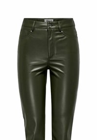 Pantaloni in finta pelle verde oliva con un design aderente, dotati di tasche frontali, passanti per la cintura e chiusura con zip e bottone.