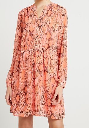 Robe à manches longues, longueur genou, avec imprimé serpent orange et marron, boutonnée à l'avant, et détail de ceinture lâche à la taille.