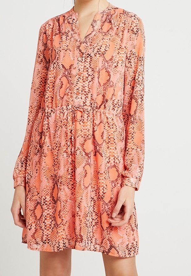 Robe à manches longues, longueur genou, avec imprimé serpent orange et marron, boutonnée à l'avant, et détail de ceinture lâche à la taille.