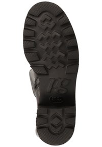 Suela de zapato de goma negra con un patrón de dibujo multidireccional. Presenta un logo y secciones texturizadas para un mejor agarre. Diseño robusto y plano.
