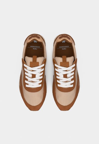 Ζευγάρι μπεζ και καφέ αθλητικά παπούτσια με κορδόνια λευκού χρώματος και λογότυπο «Weekend Max Mara» στο εσωτερικό κάθε παπουτσιού.