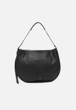 Sort skuldertaske i læder, rundet design, tekstureret finish, lynlås i toppen, justerbar rem, minimalistisk brandingsdetalje på fronten.