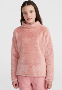Flauschiger rosa Pullover mit hohem Kragen und langen Ärmeln. Weicher Stoff mit leicht verkürztem Saum, ideal zum Lagen-Look bei kälterem Wetter.