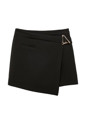 Schwarzer asymmetrischer Minirock mit dekorativem goldfarbenem dreieckigem Verschluss vorne rechts und einer einzelnen Leistentasche auf der linken Seite.